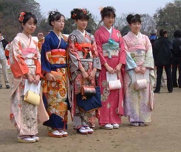 Trên đôi guốc mộc, mỗi cô khoe một vẻ dễ thương khác nhau với kimono. (Ảnh: yourshoppingkaki)